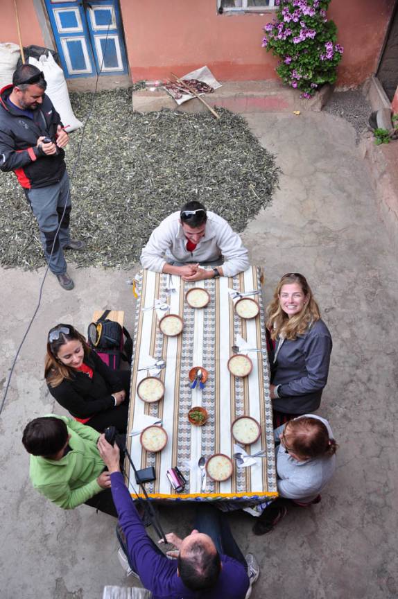 Almoçando no pátio interno da nossa hospedagem na ilha de Amantani, no lago Titicaca, no Peru